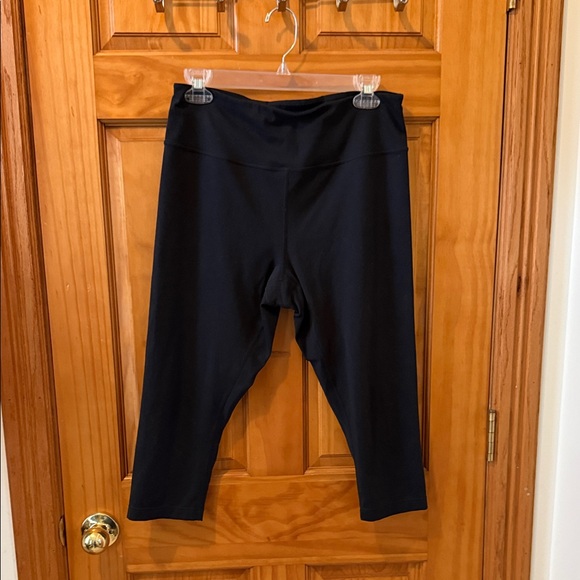 Sleek Black Women's Leggings - Picture 1 of 4